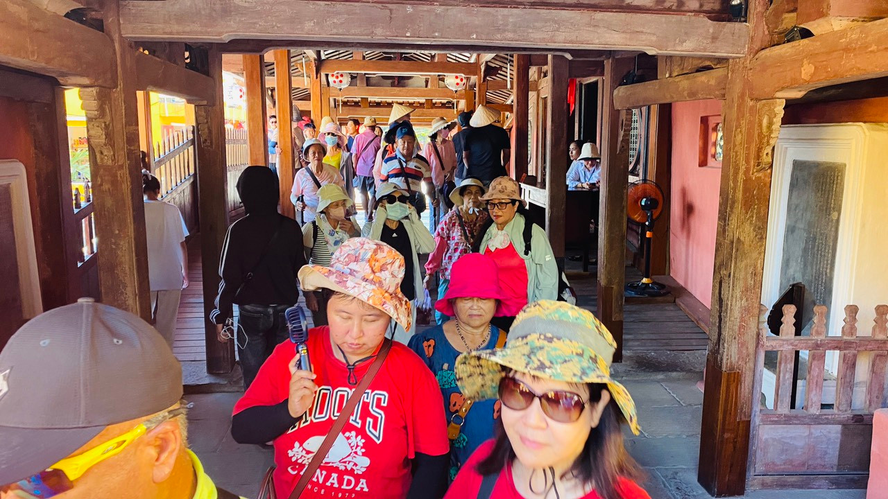 Khu vực di tích chùa Cầu vẫn là điểm thu hút du khách. Du khách check-in chùa Cầu trong diện mạo mới sau thời gian dài trùng tu.