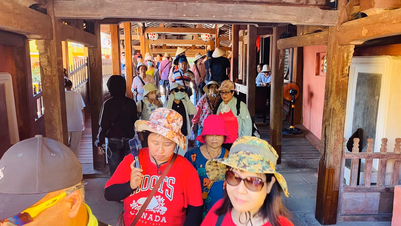 Khu vực di tích chùa Cầu vẫn là điểm thu hút du khách. Du khách check-in chùa Cầu trong diện mạo mới sau thời gian dài trùng tu.