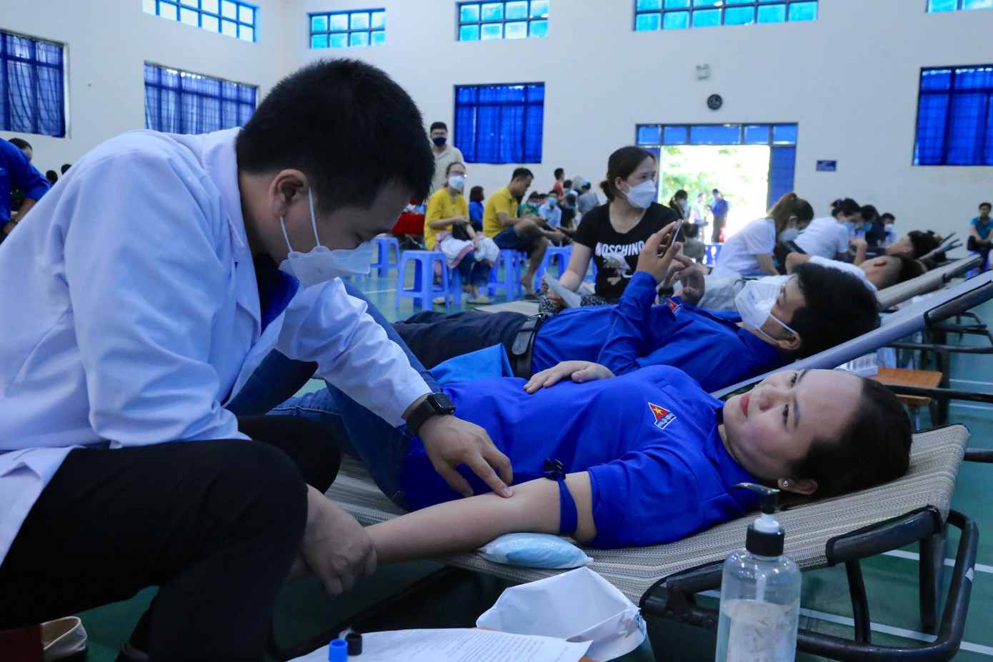 Cũng trong sáng nay nhiều bạn trẻ tham gia hoạt động hiến máu tình nguyện