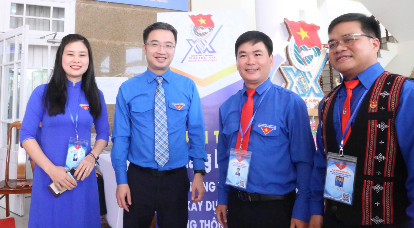 Bí thư Trung ương Đoàn Nguyễn Tường Lâm trò chuyện với các đại biểu bên lề Đại hội.