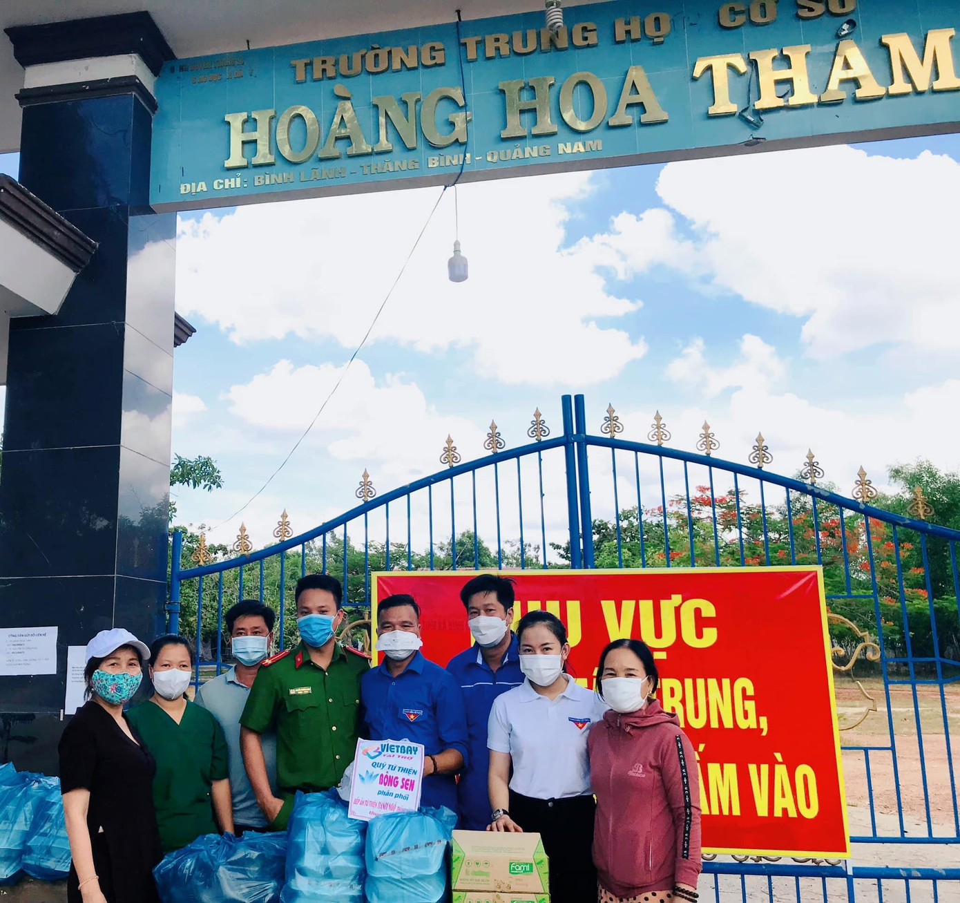 Trao tặng cơm chay miễn phí cho khu cách ly tập trung xã Bình Lãnh.