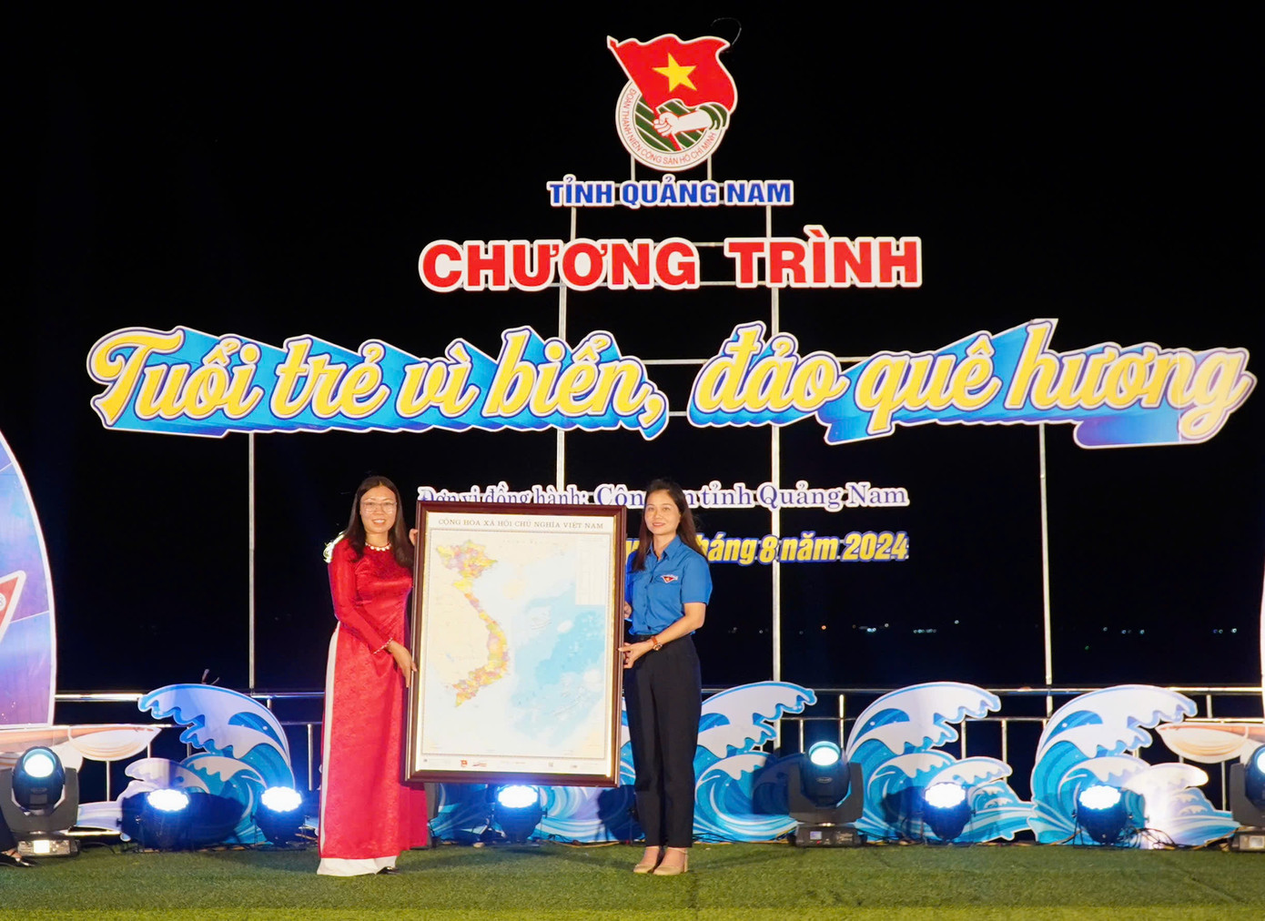 Chương trình Tuổi trẻ vì biển đảo quê hương trao tặng nhiều phần quà ý nghĩa cho người dân xã đảo. Chương trình Tuổi trẻ vì biển đảo quê hương trao tặng nhiều phần quà ý nghĩa cho người dân xã đảo.