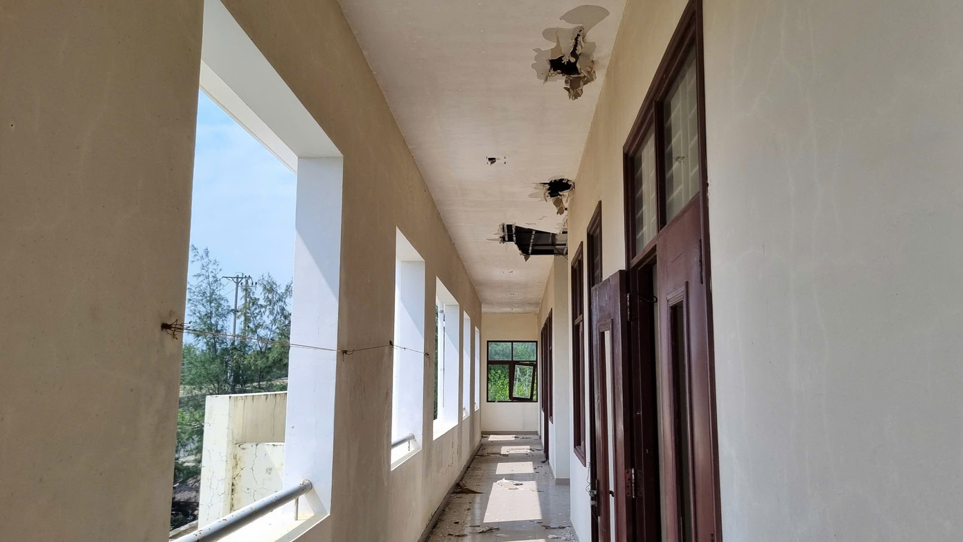 Cụ thể, khu nhà hành chính rộng 181,44ms gồm 2 tầng nằm trong nằm trong khuôn viên sân vườn diện tích trên 736 m2 bỏ hoang nhiều năm. Cụ thể, khu nhà hành chính rộng 181,44ms gồm 2 tầng nằm trong nằm trong khuôn viên sân vườn diện tích trên 736 m2 bỏ hoang nhiều năm.