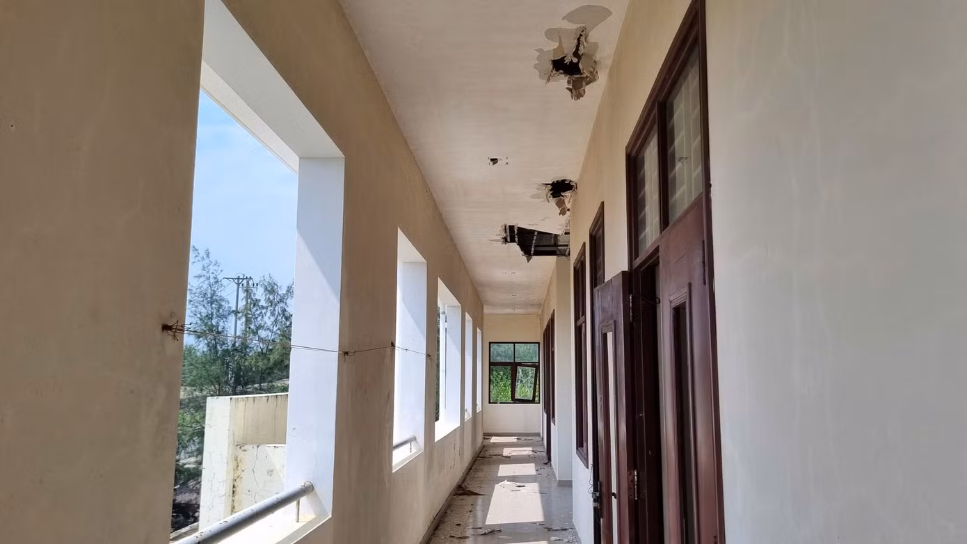 Cụ thể, khu nhà hành chính rộng 181,44ms gồm 2 tầng nằm trong nằm trong khuôn viên sân vườn diện tích trên 736 m2 bỏ hoang nhiều năm.
