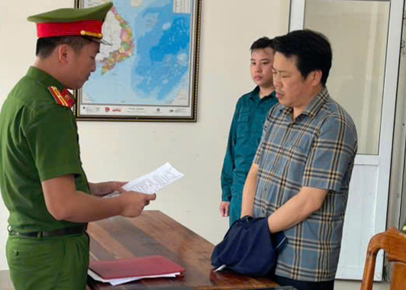 Đọc lệnh bắt tạm giam đối tượng Trần Phú Hòa