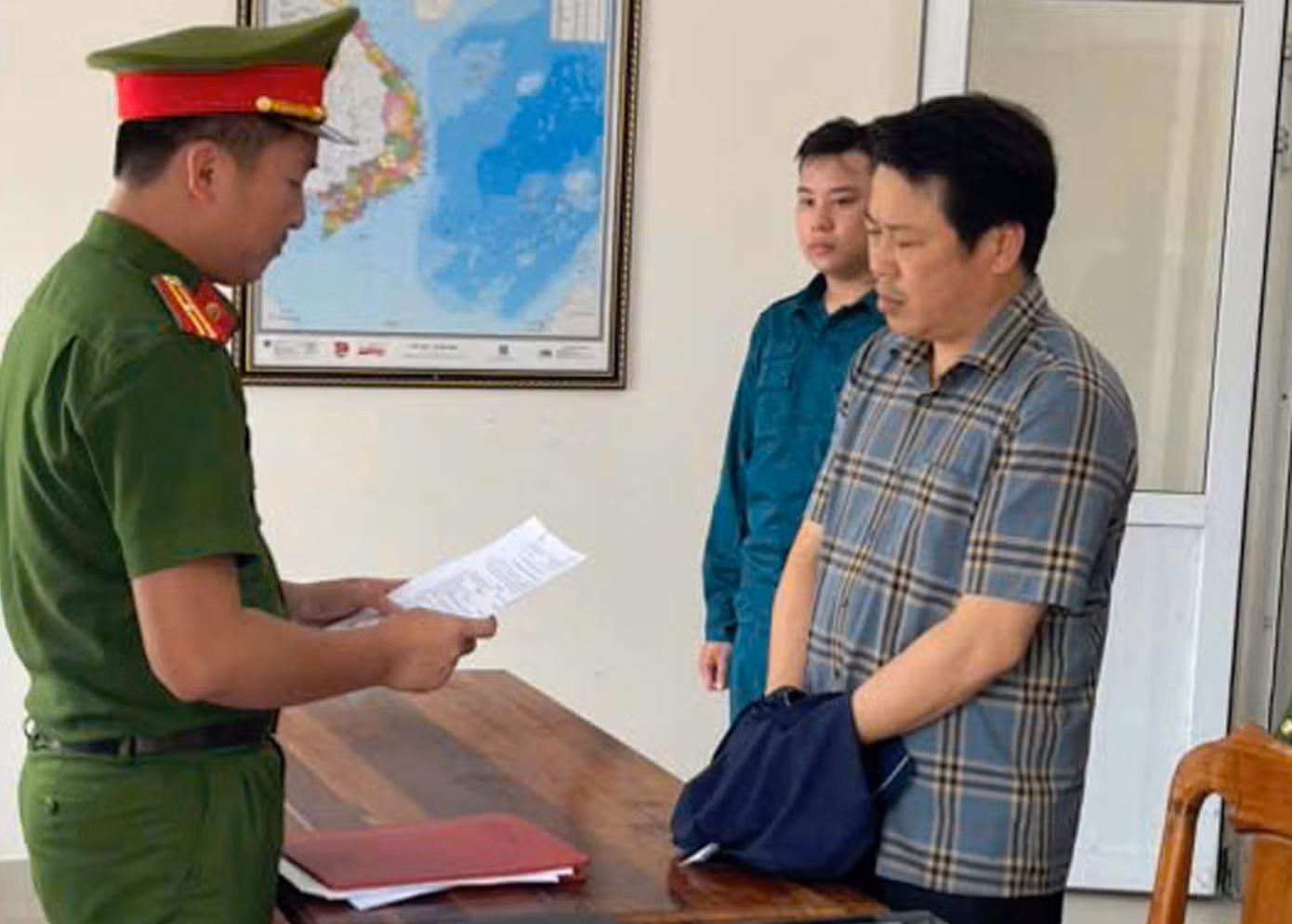 Đọc lệnh bắt tạm giam đối tượng Trần Phú Hòa Đọc lệnh bắt tạm giam đối tượng Trần Phú Hòa