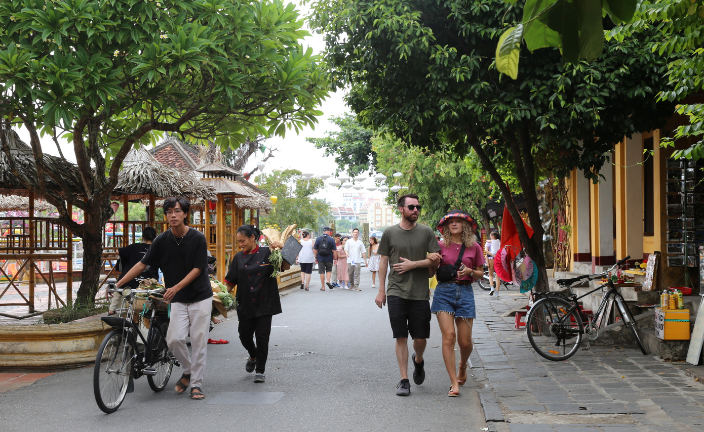Du khách thong thả dạo bước trên các tuyến đường ở trung tâm phố cổ Hội An