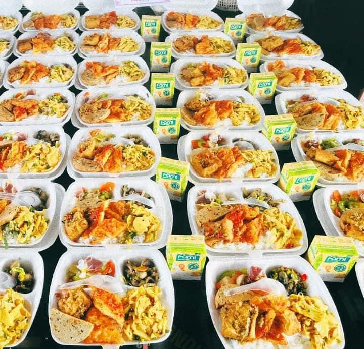 Những suất cơm chay miễn phí do sư thầy cùng các phật tử, bạn trẻ TNV tự tay nấu để trao cho người dân ở khu cách ly.