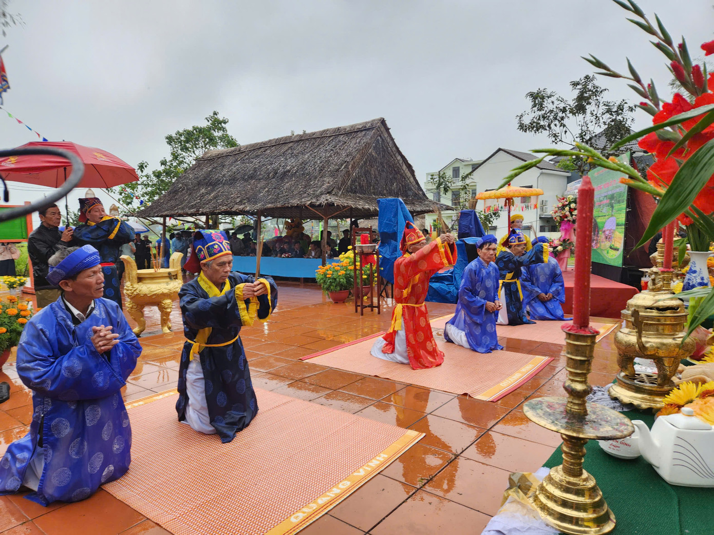 Lễ hội Cầu Bông Trà Quế diễn ra vào mùng 7 tháng Giêng hằng năm là dịp để người dân bày tỏ sự thành kính, lòng biết ơn trời đất, các vị thần linh, những bậc tiền nhân mở đất lập làng và cầu mong một năm mới mưa thuận gió hòa, nhân khang vật thịnh, mùa màng bội thu.