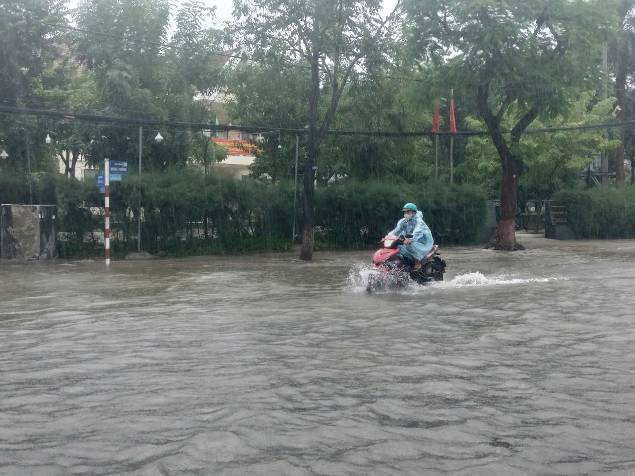 Người dân chật vật di chuyển khi phố biến thành sông. Người dân chật vật di chuyển khi phố biến thành sông.