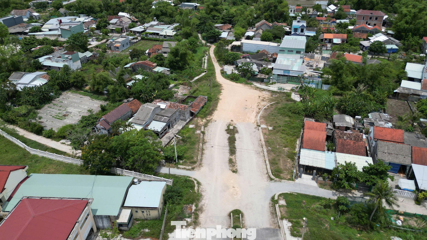 Tuyến đường hơn 2km ở thị trấn Hà Lam, huyện Thăng Bình thi công dang dở, đứt khúc. Ảnh: Hoài Văn