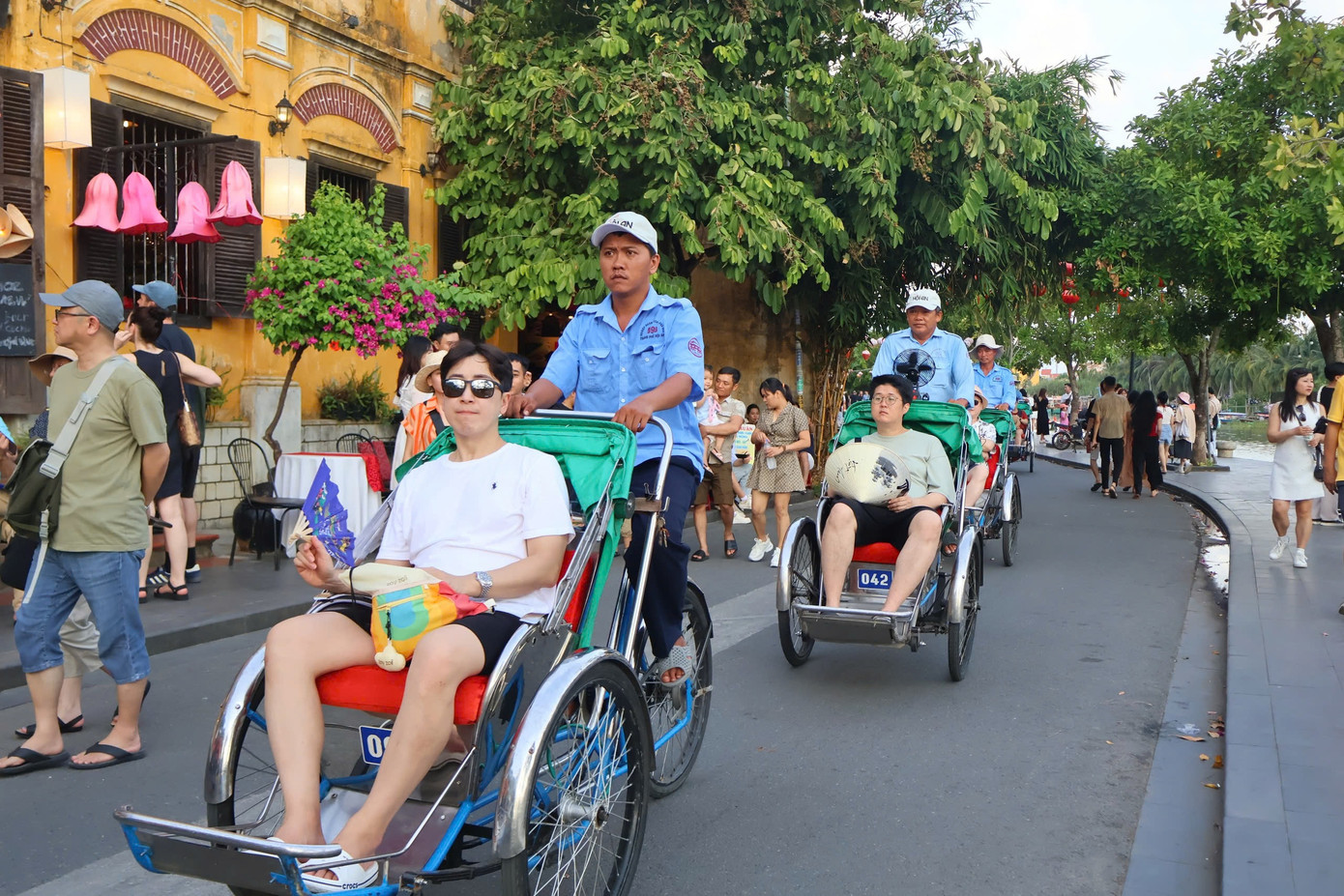 Hoặc trải nghiệm xích lô khám phá phố cổ.