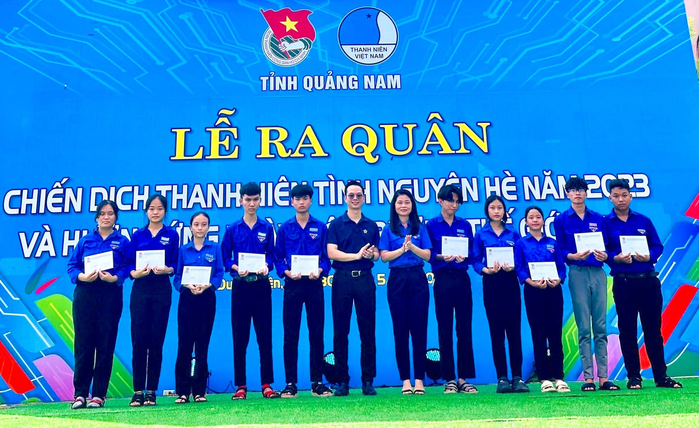 Trao 10 suất quà cho các em học sinh có hoàn cảnh khó khăn.