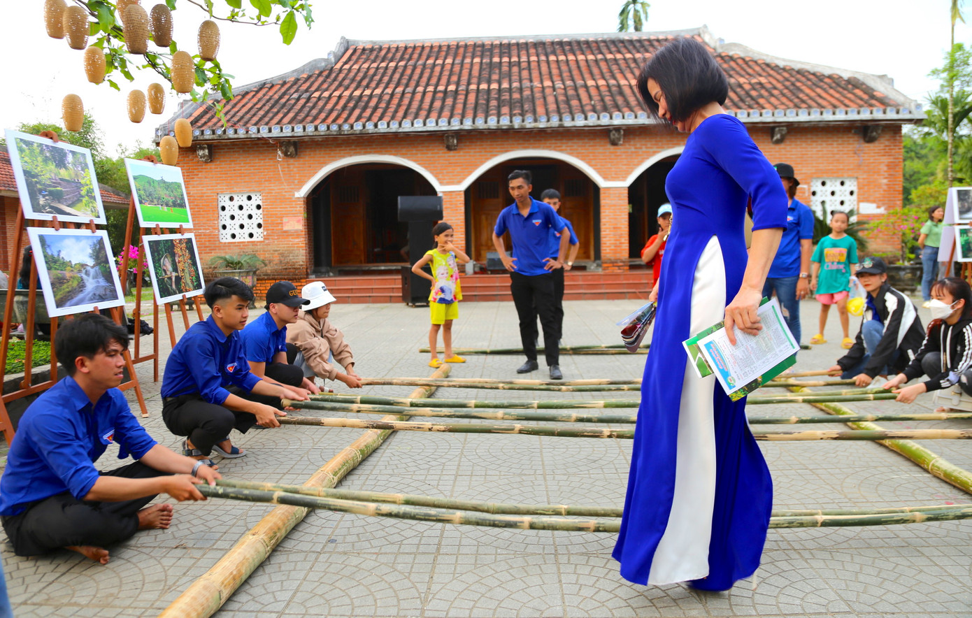 Các trò chơi dân gian.