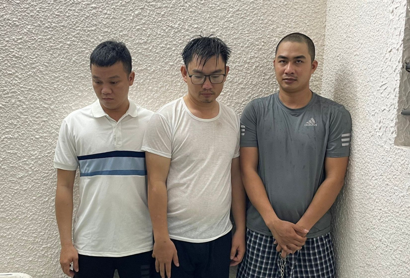 Các bị can Tô Văn Thanh, Nguyễn Tiện, Huỳnh Hồng Danh tại cơ quan công an. Ảnh CA QN