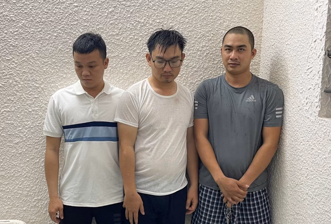 Các bị can Tô Văn Thanh, Nguyễn Tiện, Huỳnh Hồng Danh tại cơ quan công an. Ảnh CA QN Các bị can Tô Văn Thanh, Nguyễn Tiện, Huỳnh Hồng Danh tại cơ quan công an. Ảnh CA QN
