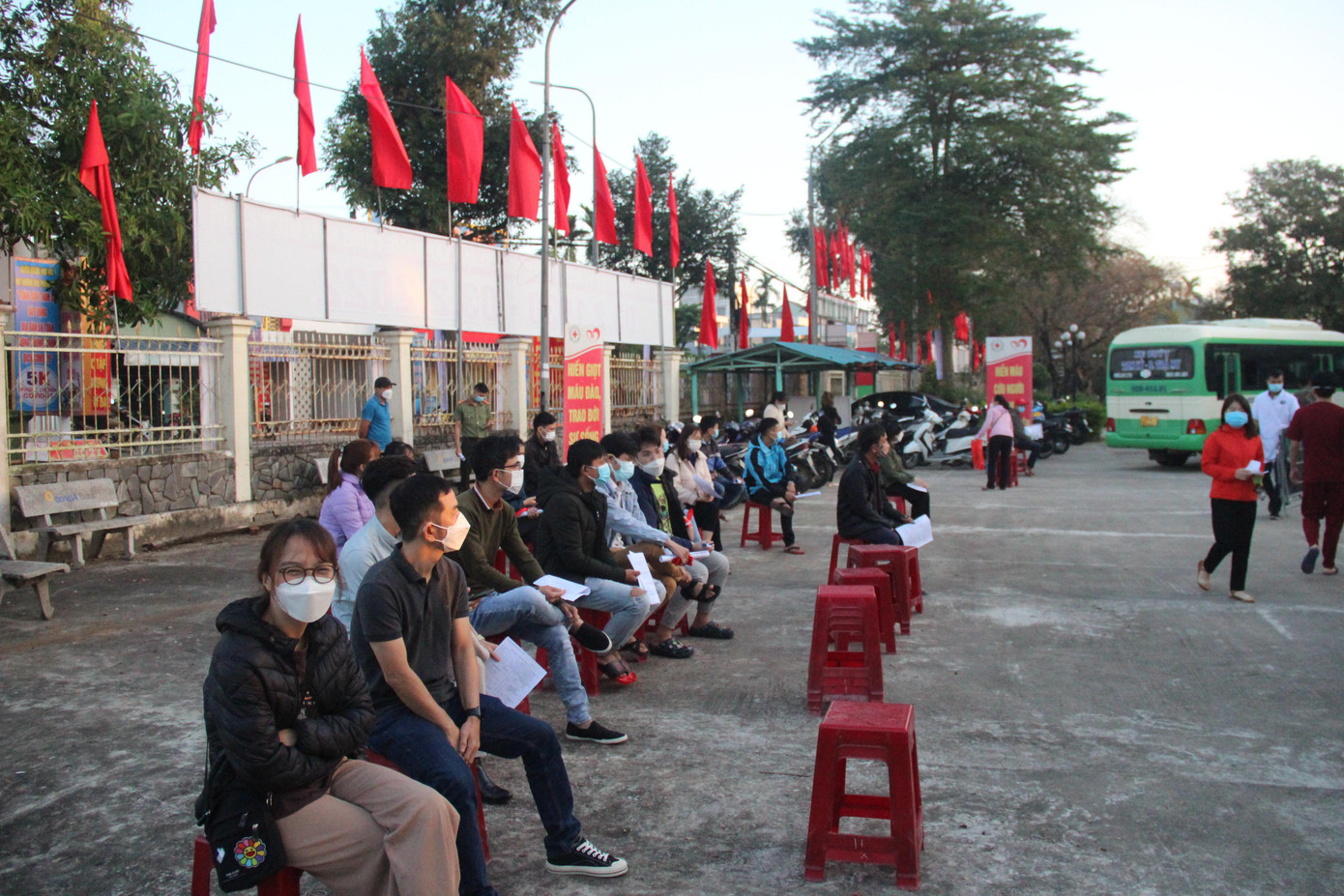 Nhiều bạn trẻ có mặt từ sáng sớm, xếp hàng làm thủ tục hiến máu.