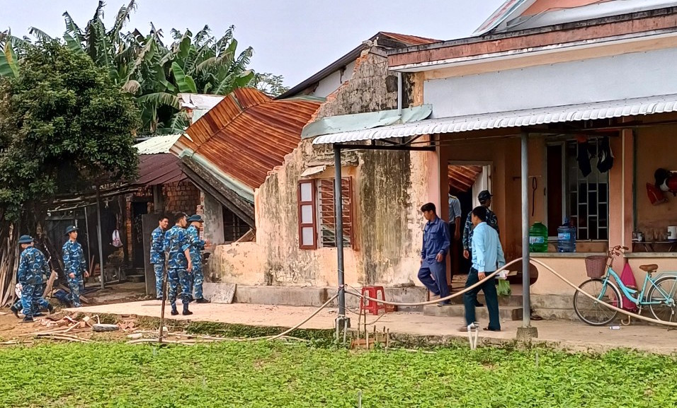 Lực lượng chức năng đến nhà dân ghi nhận thiệt hại, khắc phục hậu quả.