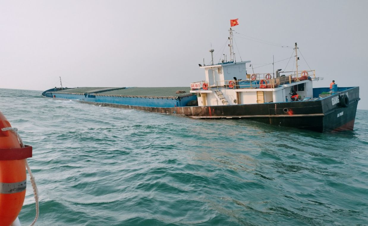 Tàu Giang Anh 18 bị nghiêng khi đang chở gần 3 nghìn tấn xi măng.