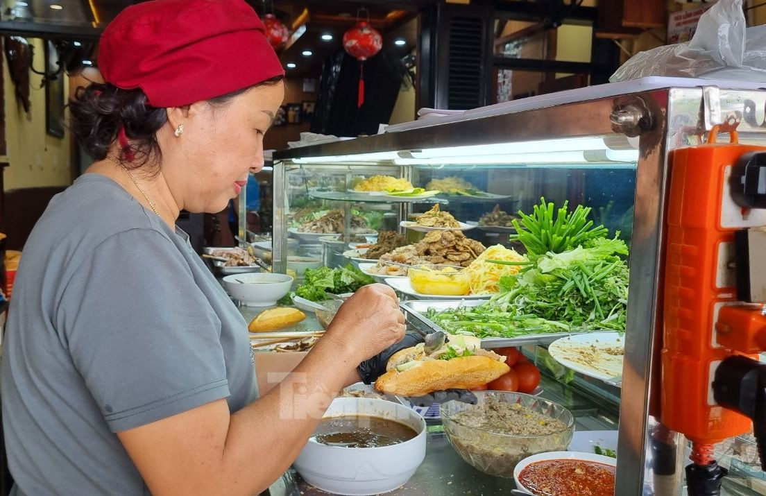 Theo nhân viên cửa hàng, ngày đầu tiên mở bán tiệm bán được khoảng 300 ổ bánh.