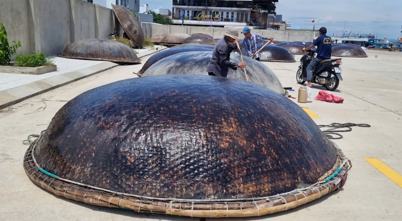 Sau mỗi chuyến ra khơi, những chiếc thúng chai sẽ được đưa lên bờ để kiểm tra, sơn lại lớp dầu chống nước. Có ngư dân trực tiếp làm việc này, nếu không sẽ thuê người làm. Một đội quân chuyên 'hành nghề' quét dầu cho thúng chai cũng được hình thành. Sau mỗi chuyến ra khơi, những chiếc thúng chai sẽ được đưa lên bờ để kiểm tra, sơn lại lớp dầu chống nước. Có ngư dân trực tiếp làm việc này, nếu không sẽ thuê người làm. Một đội quân chuyên 'hành nghề' quét dầu cho thúng chai cũng được hình thành.
