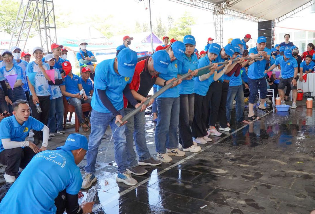Đoàn viên, thanh niên công nhân hào hứng tham gia các trò chơi tại ngày hội.