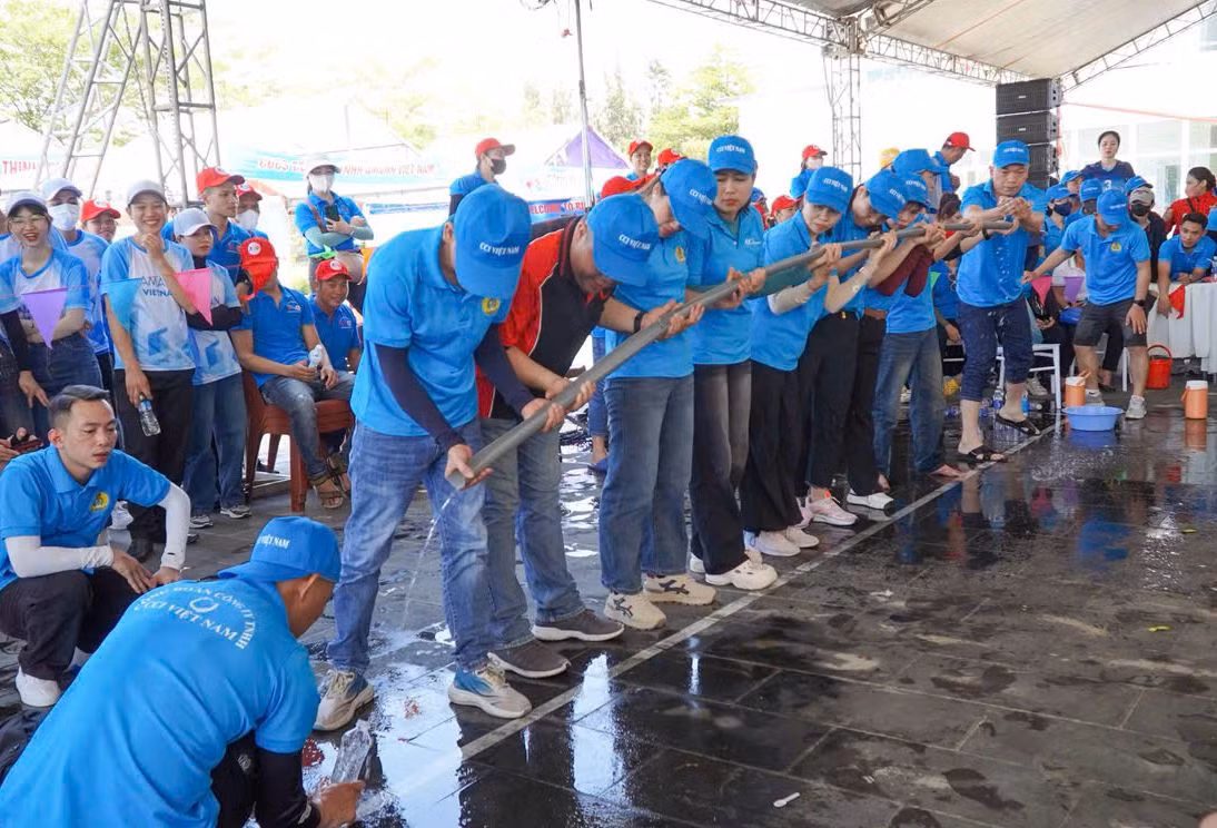 Đoàn viên, thanh niên công nhân hào hứng tham gia các trò chơi tại ngày hội.