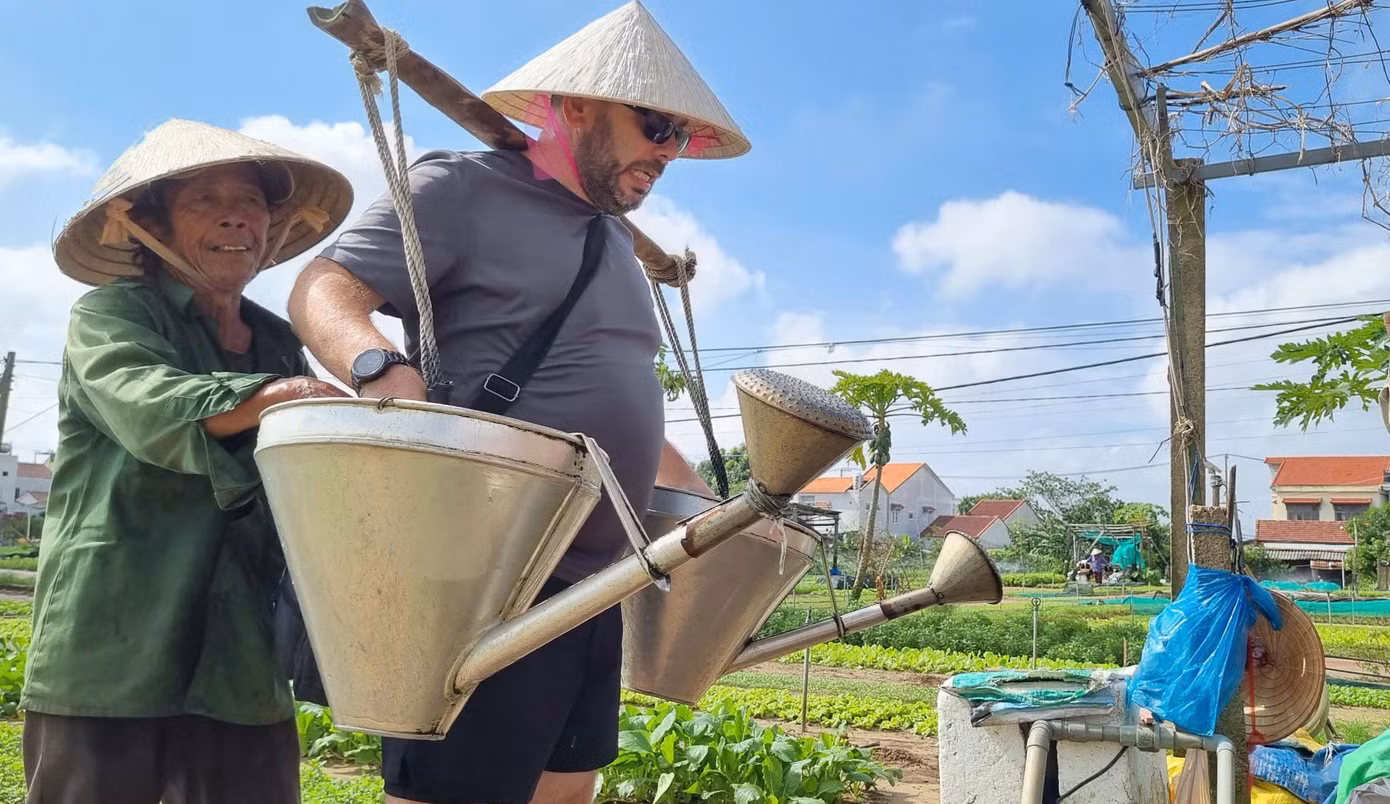 Thích thú trải nghiệm cùng nông dân gánh nước, trồng rau.