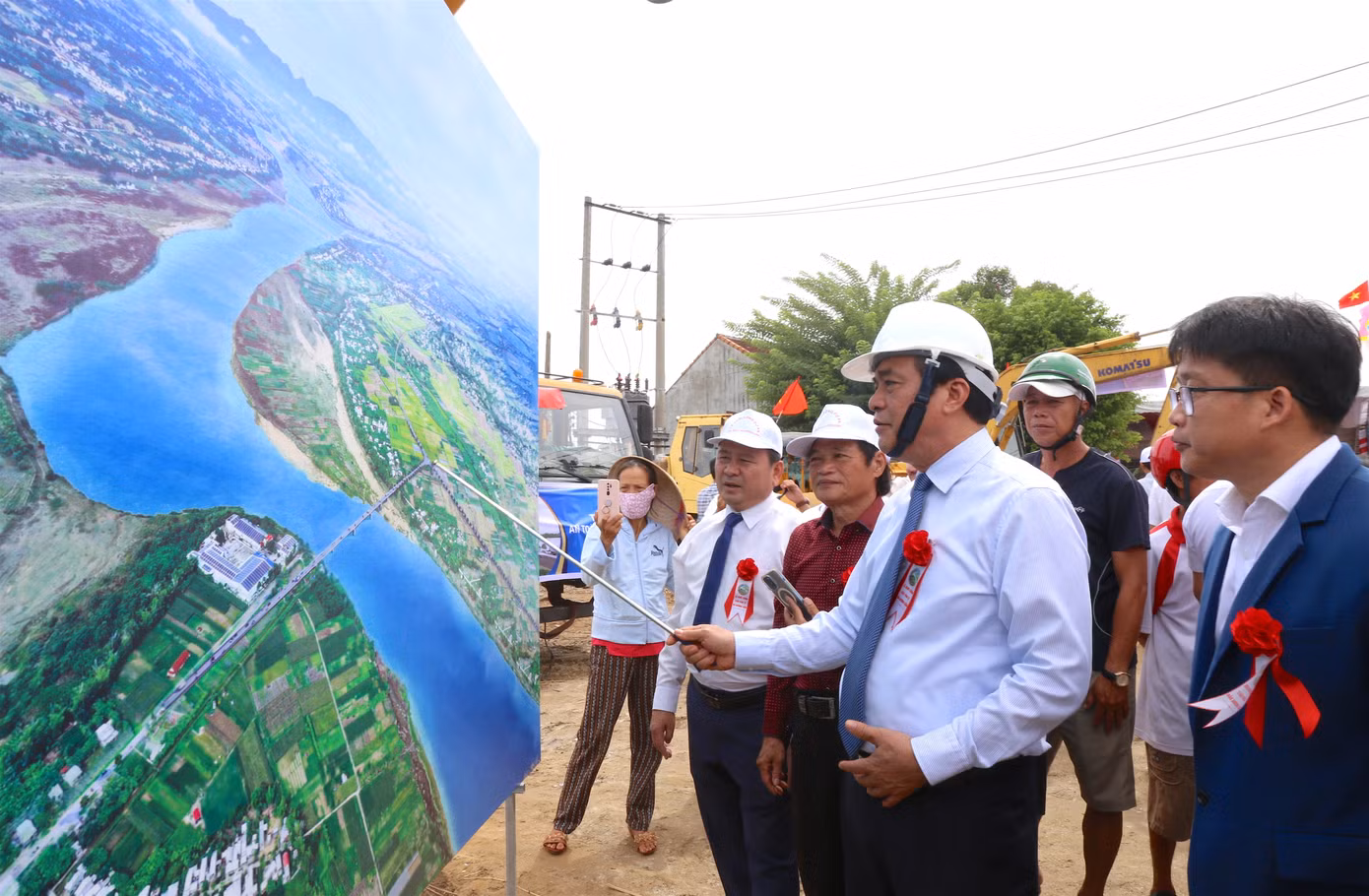 Bí thư Tỉnh ủy Quảng Nam Phan Việt Cường (áo trắng, giữa) xem phương án thiết kế dự án cầu Văn Ly và đường dẫn.