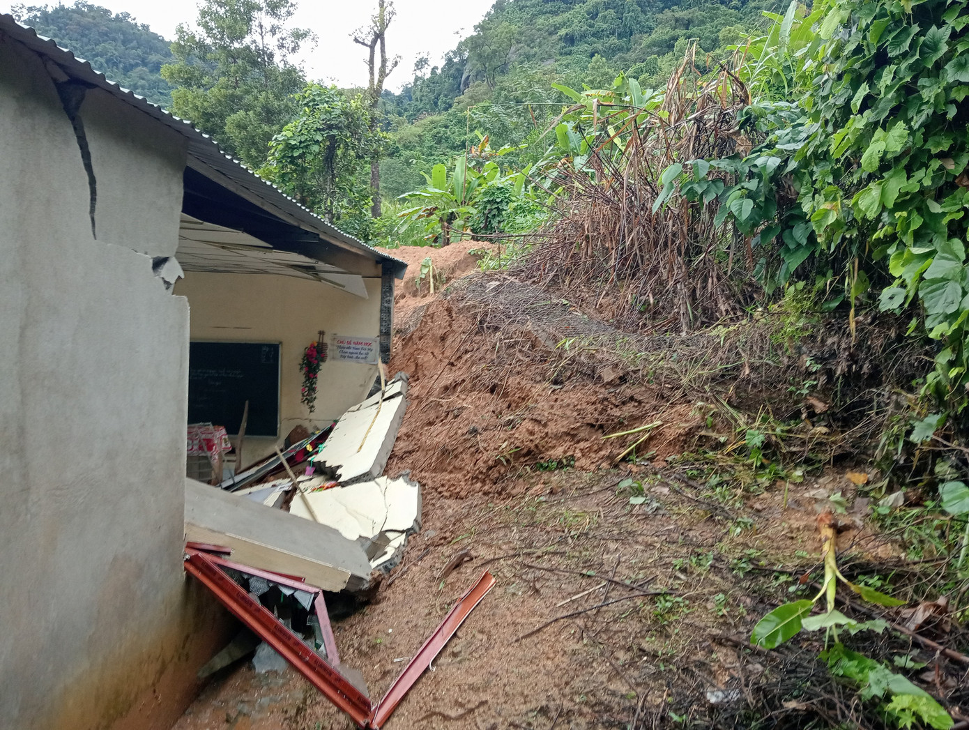 Hình ảnh điểm trường bị sạt lở. Ảnh: T. L Hình ảnh điểm trường bị sạt lở. Ảnh: T. L