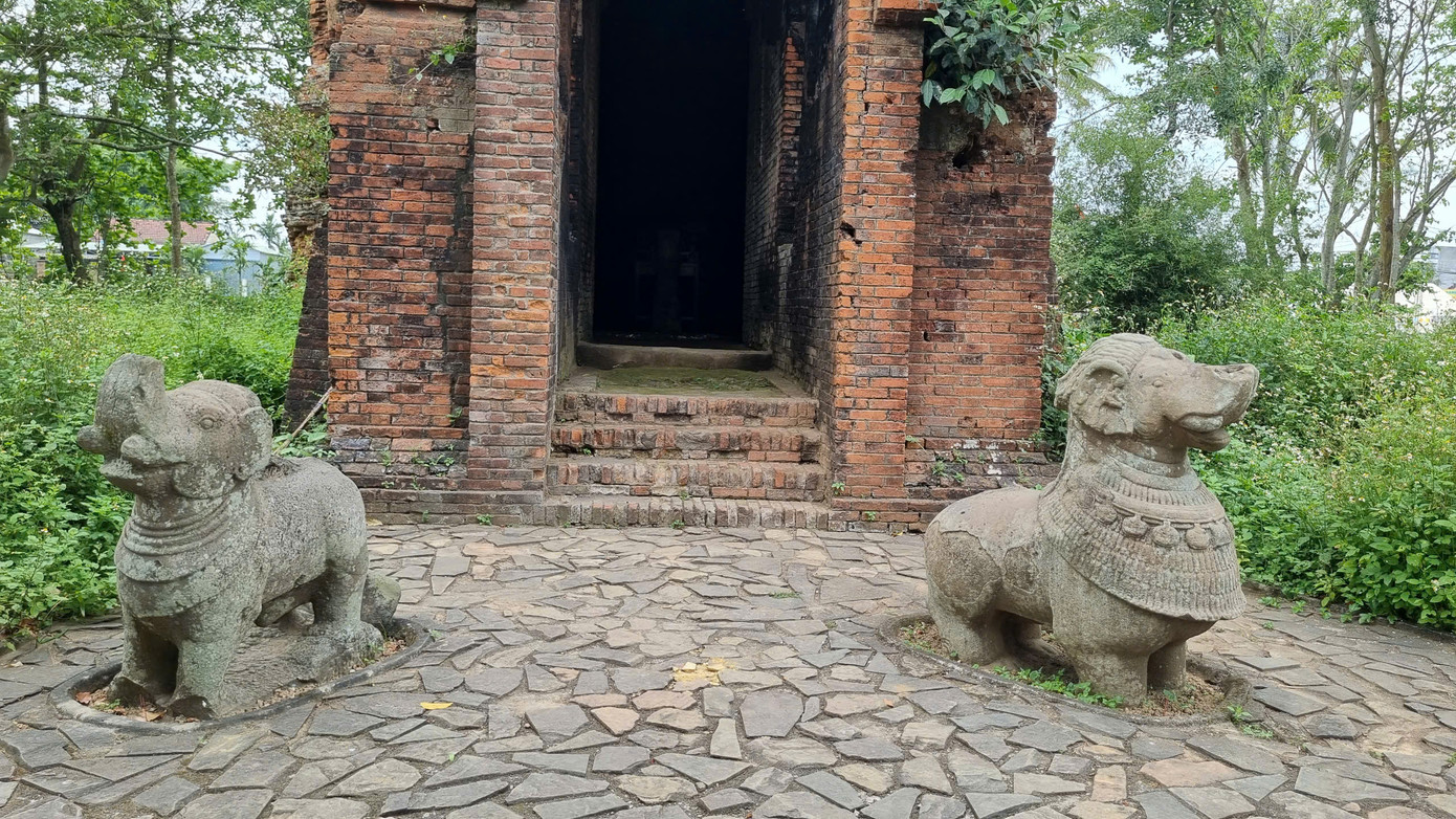 Phía trước tháp có hai con vật bằng đá là sư tử và voi.