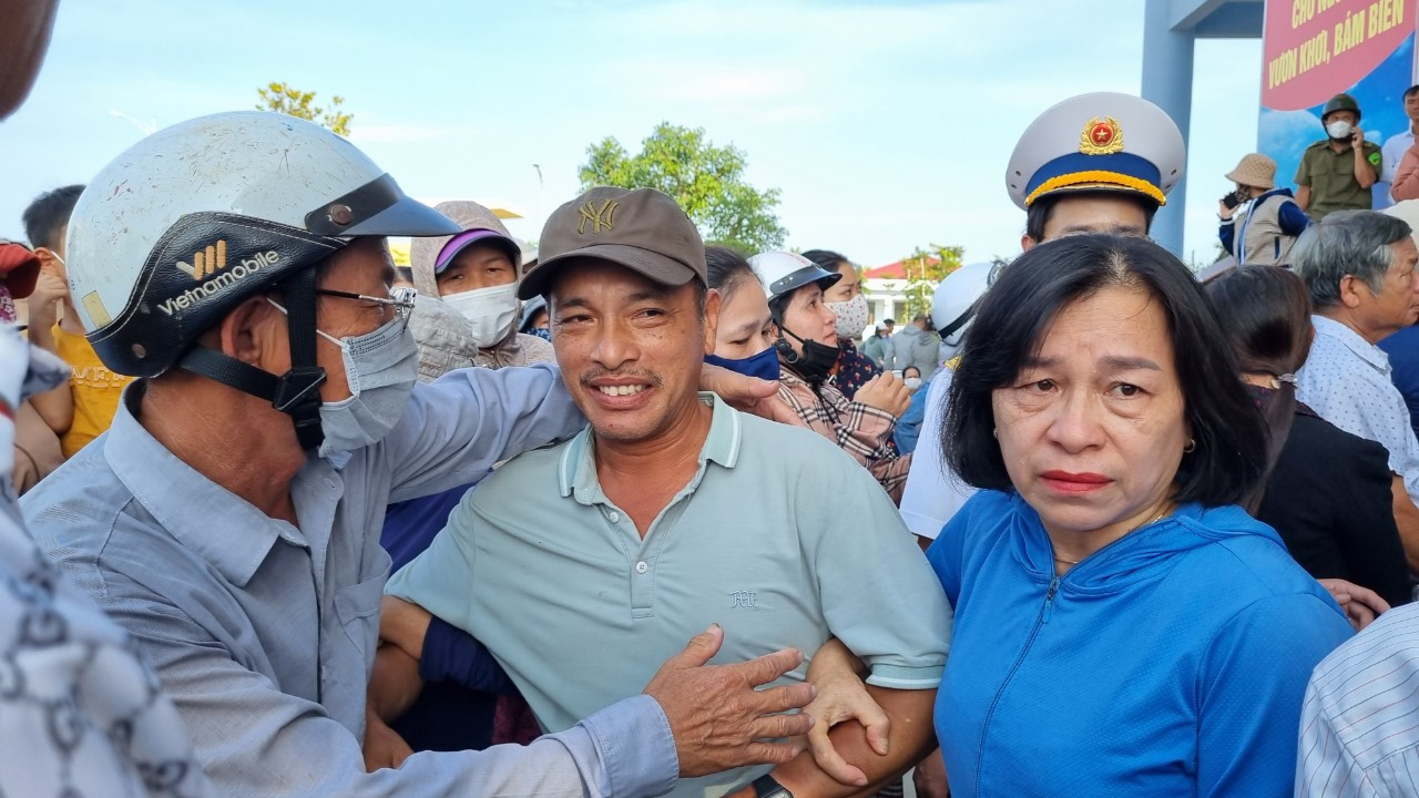 Ngư dân trở về sau chuyến vươn khơi bão tố.