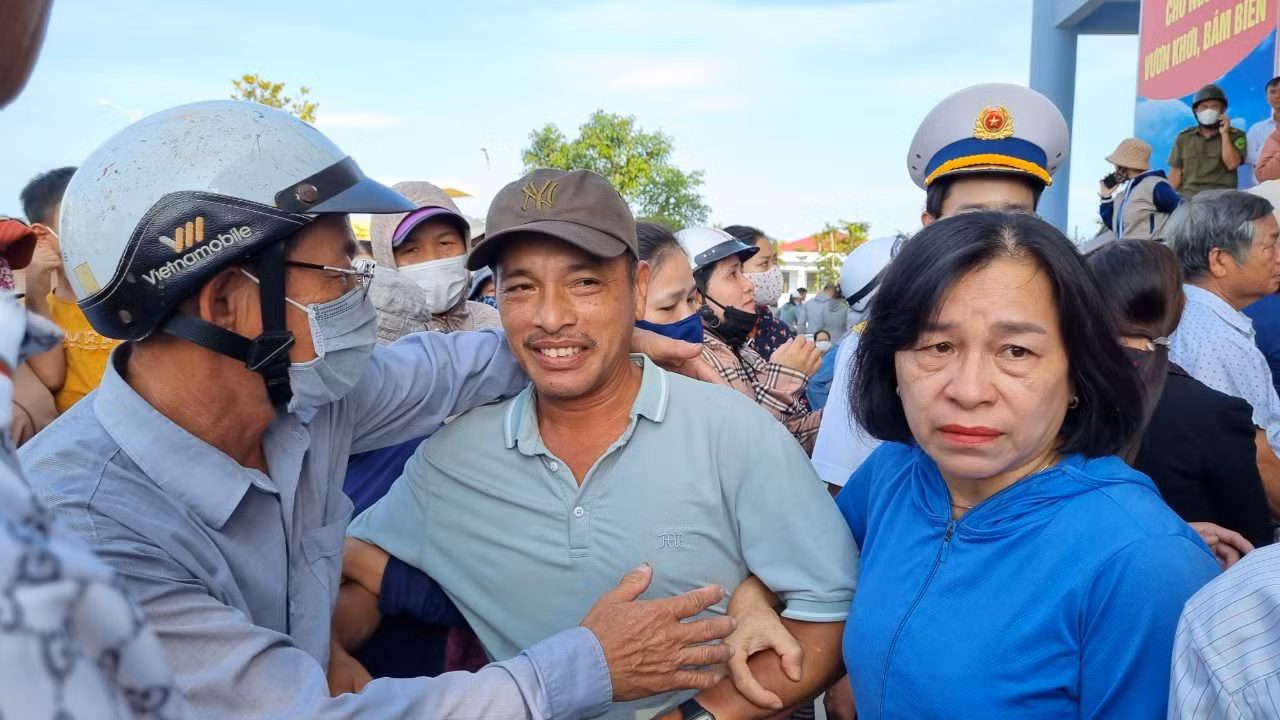 Ngư dân trở về sau chuyến vươn khơi bão tố.
