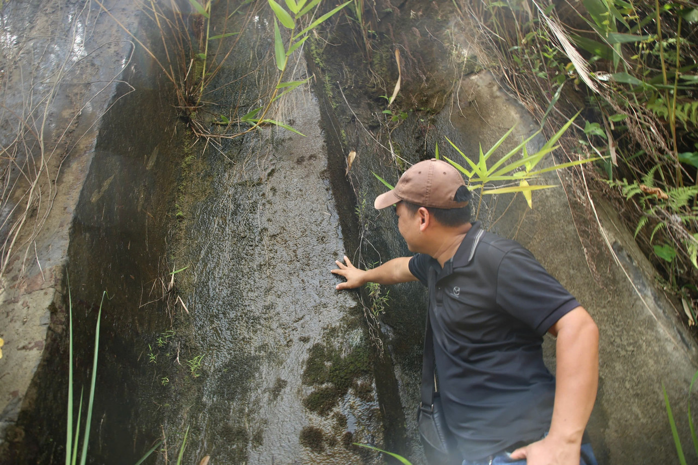Đá được sắp đặt tương đồng từng khối và màu sắc. Mặt cắt các trụ đá có tiết diện hình tứ giác, lục giác hoặc tròn.