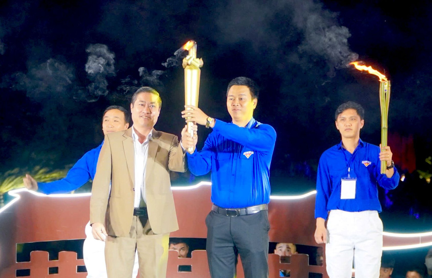 Hình ảnh ấn tượng của diễn đàn giao lưu tiếp lửa truyền thống. Hình ảnh ấn tượng của diễn đàn giao lưu tiếp lửa truyền thống.