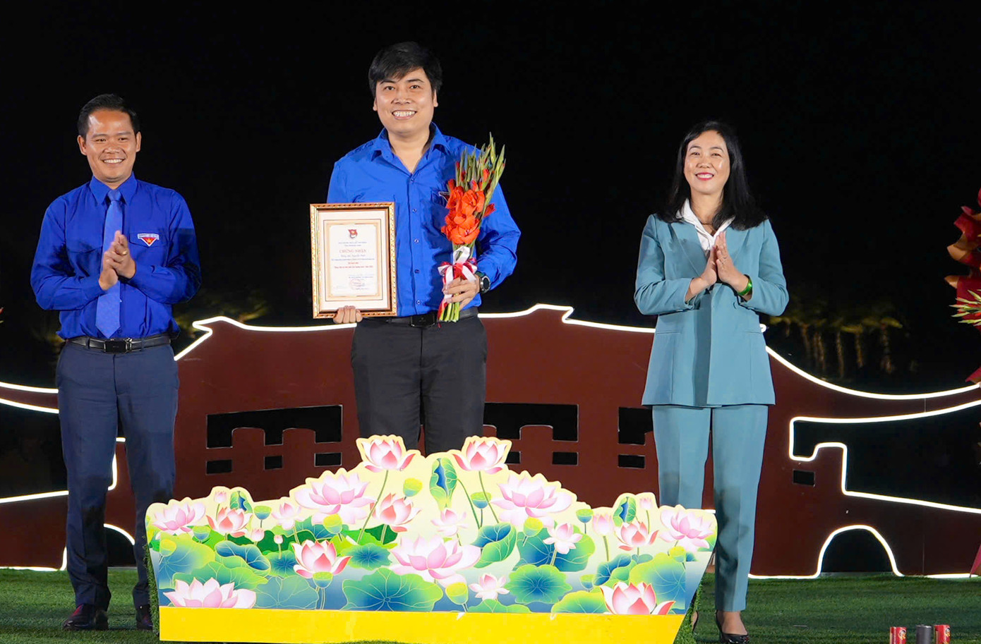 Tôn vinh 25 đảng viên trẻ tiêu biểu. Tôn vinh 25 đảng viên trẻ tiêu biểu.