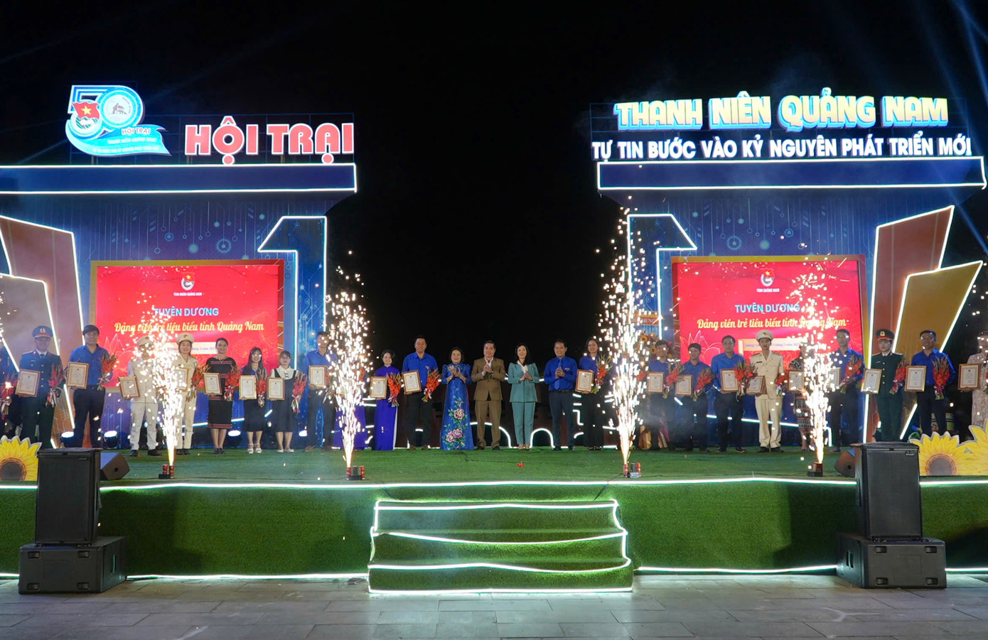 Tôn vinh 25 đảng viên trẻ tiêu biểu. Tôn vinh 25 đảng viên trẻ tiêu biểu.