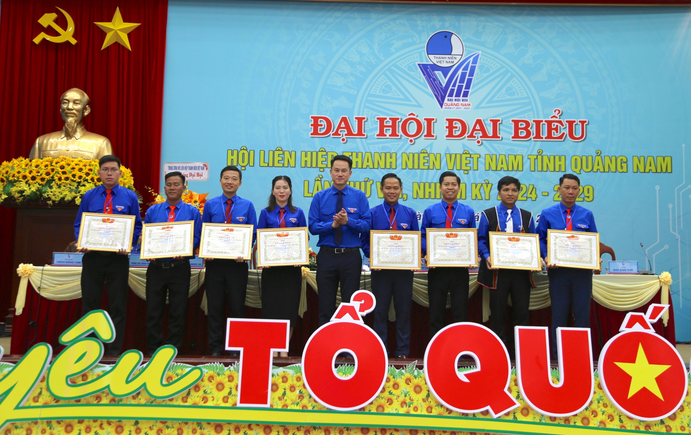 Anh Nguyễn Kim Quy trao tặng bằng khen cho cá nhân, tập thể xuất sắc.