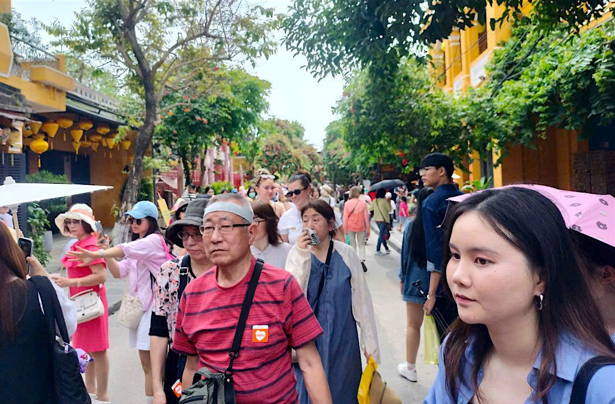 Trong khi đó, ghi nhận ngày 7/4, rất đông du khách trong nước và quốc tế đổ về phố cổ Hội An (Quảng Nam) tham quan dịp nghỉ lễ giỗ Tổ Hùng Vương. Trong khi đó, ghi nhận ngày 7/4, rất đông du khách trong nước và quốc tế đổ về phố cổ Hội An (Quảng Nam) tham quan dịp nghỉ lễ giỗ Tổ Hùng Vương.