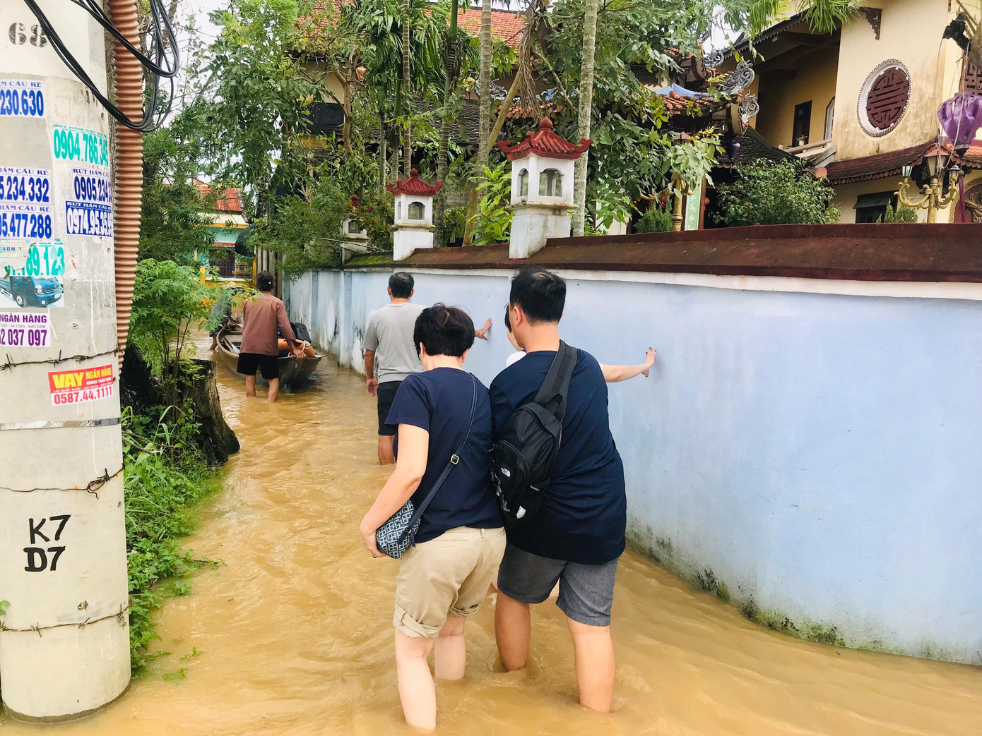 Du khách cố gắng di chuyển. Du khách cố gắng di chuyển.