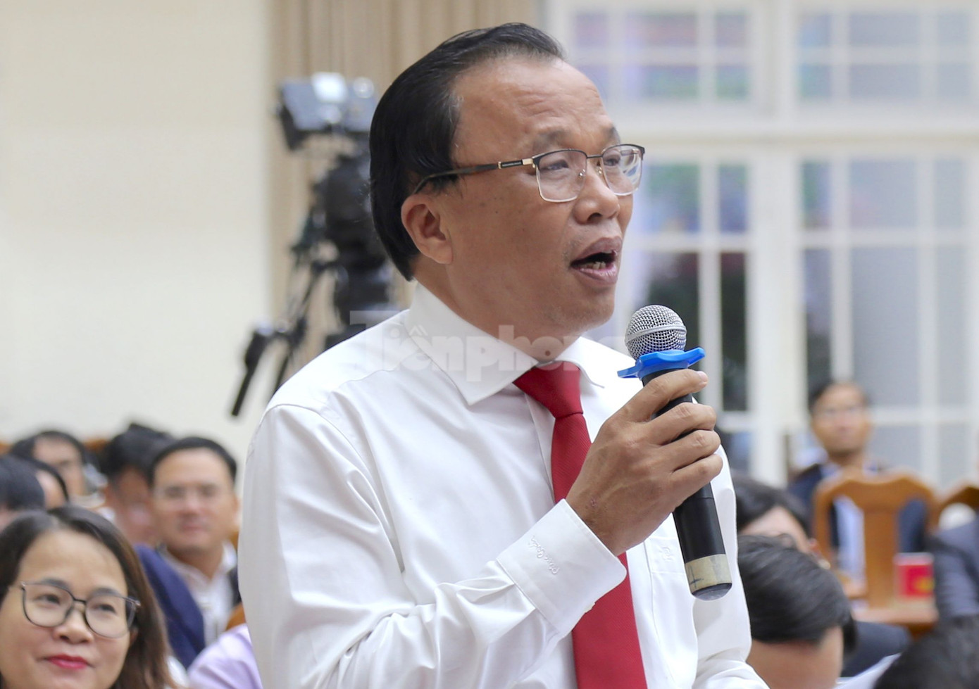 Ông Mai Văn Mười - Giám đốc Sở Y tế Quảng Nam (trái) và đại biểu Vũ Văn Thẩm tại phiên chất vấn và trả lời chất vấn.