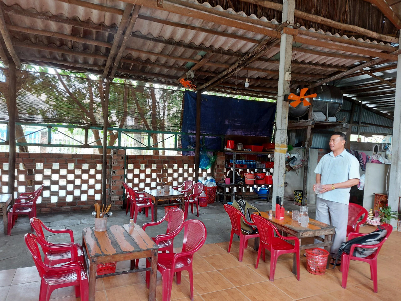 Trung bình mỗi ngày quán thịt cầy Thành Bắc tiêu thụ 3 con chó thành phẩm.