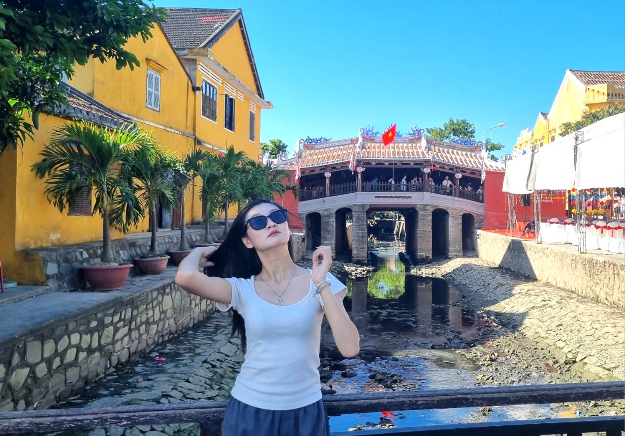 Bạn trẻ check-in bên di tích Chùa Cầu. Bạn trẻ check-in bên di tích Chùa Cầu.