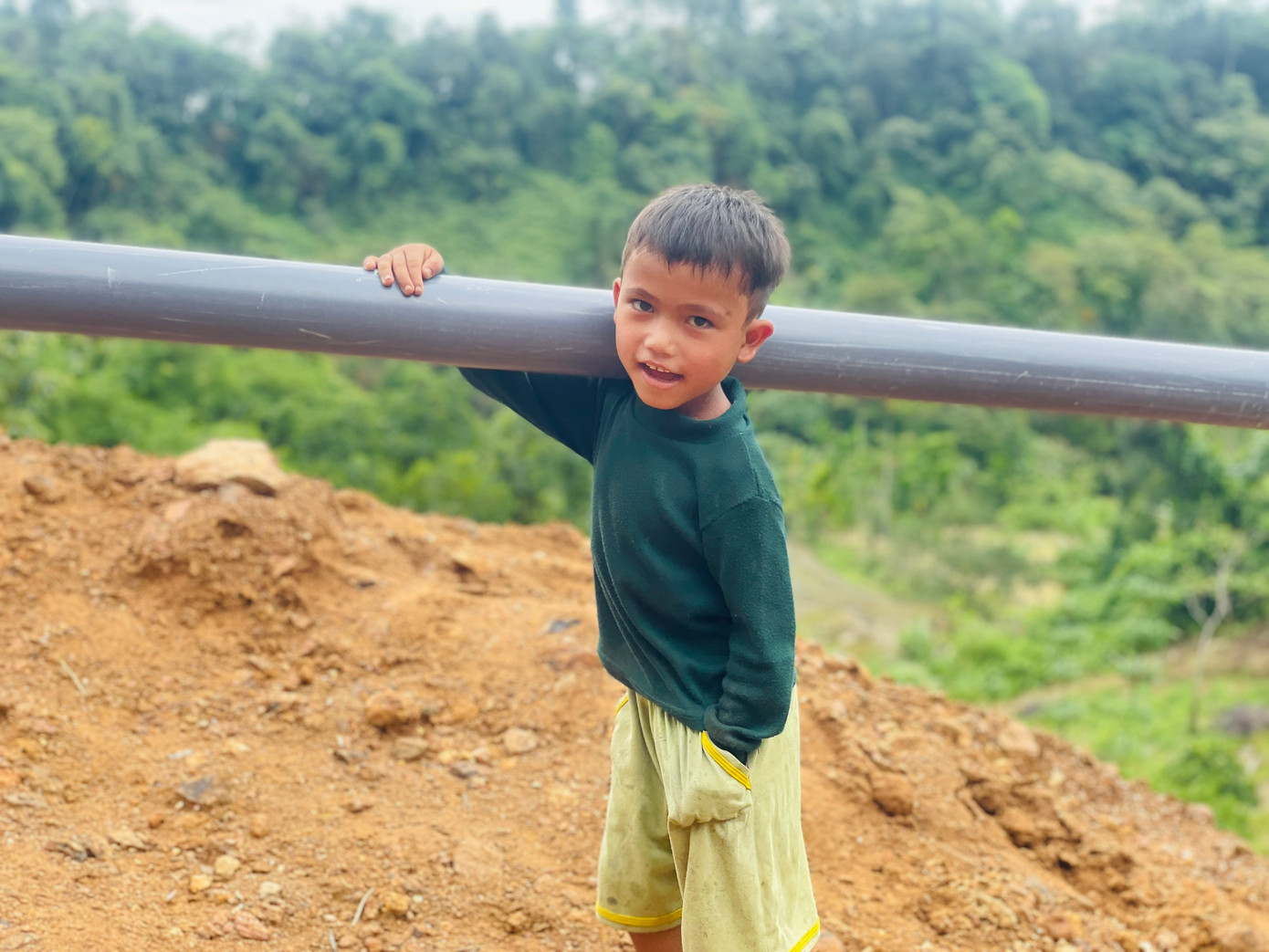 Những em nhỏ cũng tham gia.