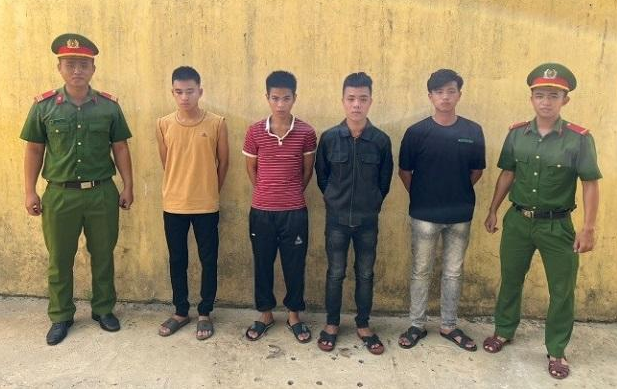 Nhóm đối tượng dùng súng, dao hành hung, bắt giữ người trái phép. Ảnh CA