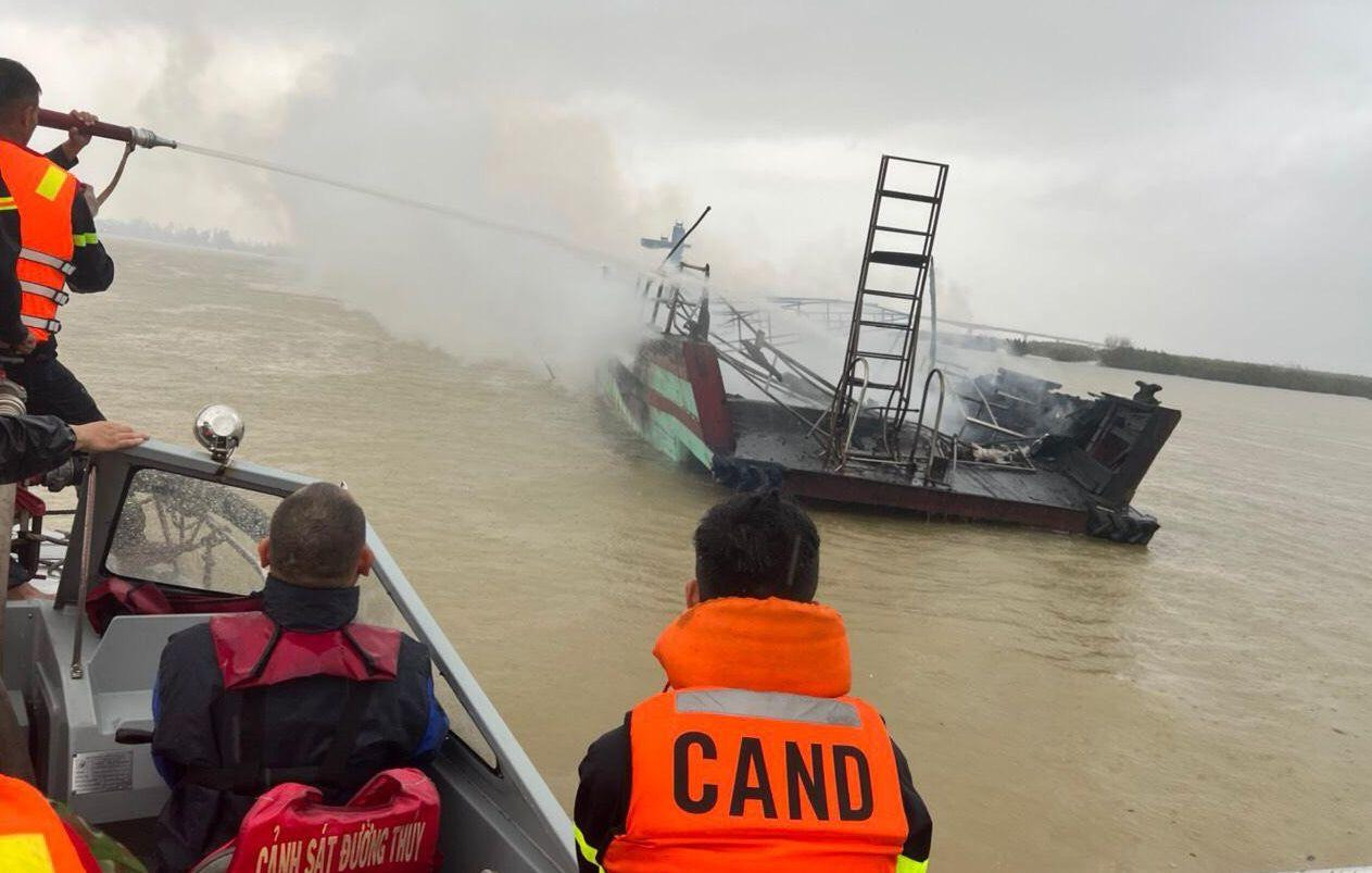 Lực lượng chức năng dập tắt đám cháy trên các phương tiện. Lực lượng chức năng dập tắt đám cháy trên các phương tiện.