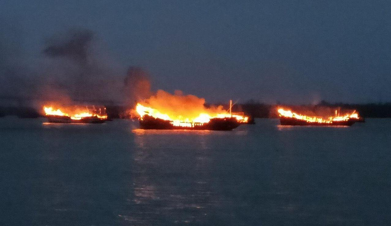 Hiện trường tàu, ca nô du lịch bốc cháy ngùn ngụt lúc rạng sáng nay. Hiện trường tàu, ca nô du lịch bốc cháy ngùn ngụt lúc rạng sáng nay.