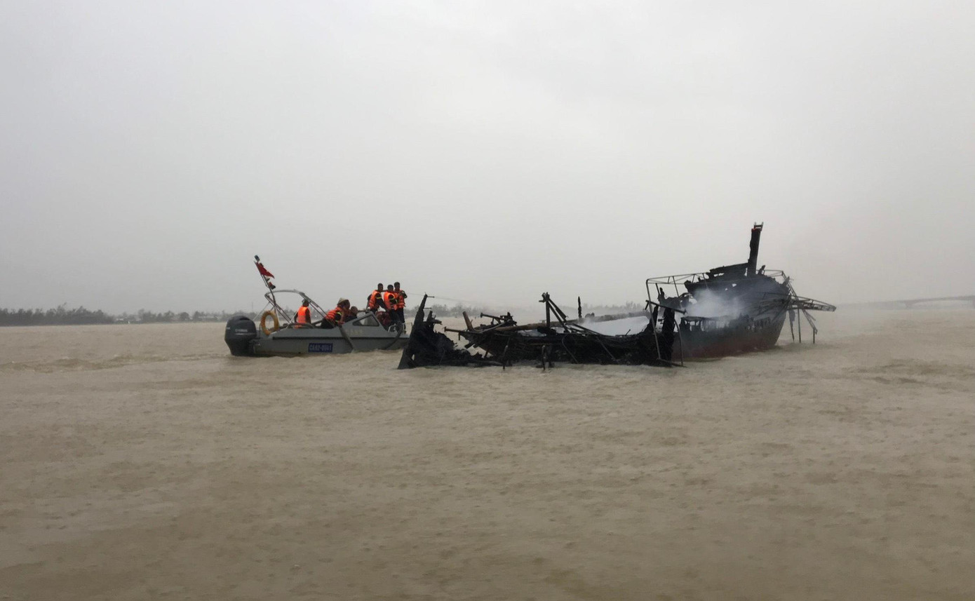 8 tàu, ca nô bị cháy rụi sau hỏa hoạn. 8 tàu, ca nô bị cháy rụi sau hỏa hoạn.