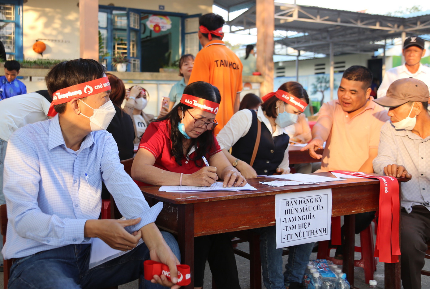 Dù là ngày nghỉ nhưng nhiều người đã dậy từ rất sớm háo hức tham gia chương trình.