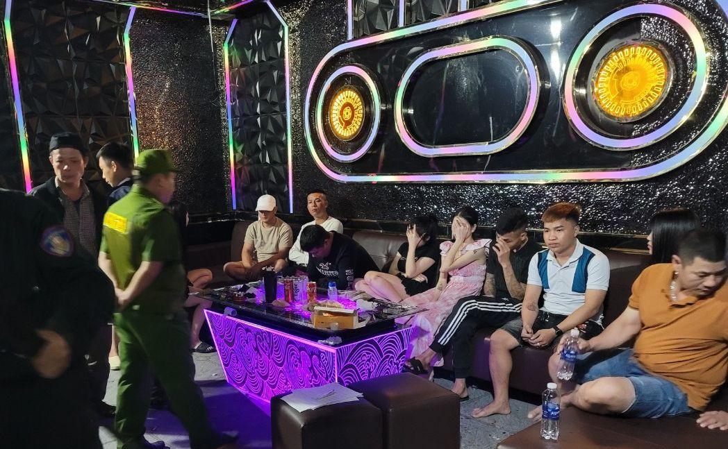 Công an đột kích bắt nhóm nam nữ "mở tiệc" ma tuý trong quán karaoke. Ảnh CA